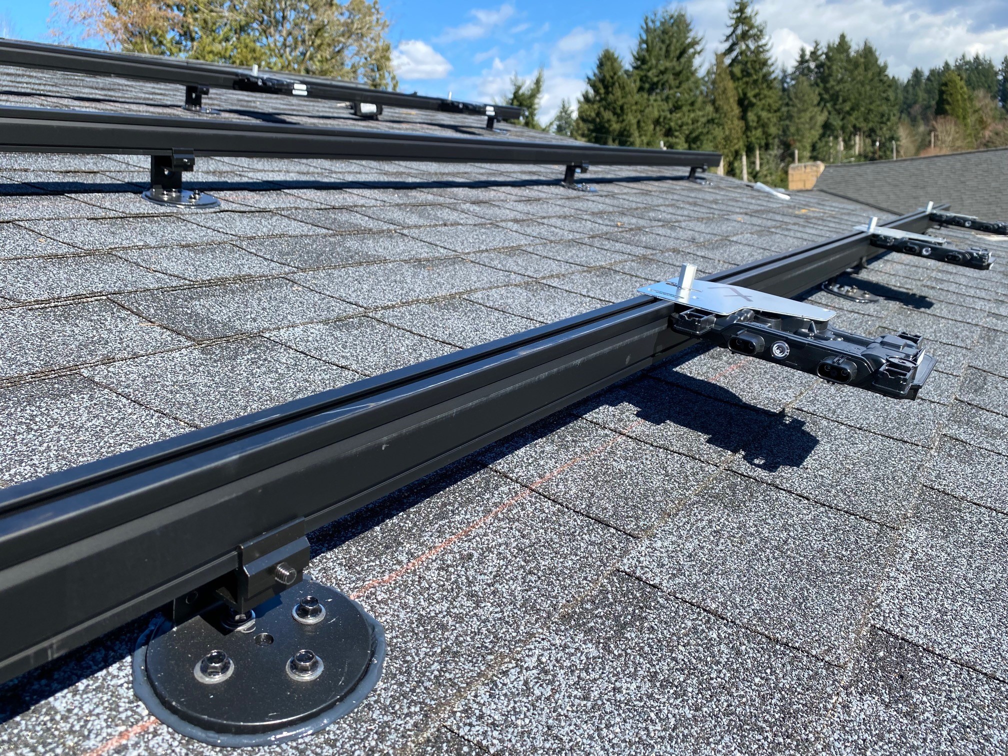 Warum Deckbefestigungen bei der Solarmontage auf Wohndächern im Trend liegen